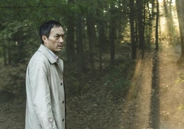 The Sea of Trees: Ken Watanabe cammina solo nella foresta in una scena del film