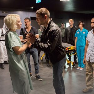 Sense8: Jamie Clayton e Max Riemelt in una scena della serie
