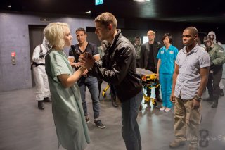 Sense8: Jamie Clayton e Max Riemelt in una scena della serie