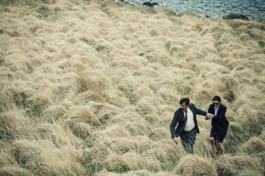 The Lobster: Colin Farrell e Rachel Weisz fugindo na grama