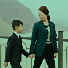 Mountains May Depart: Zijang Dong insieme a Zhao Tao in una scena del film