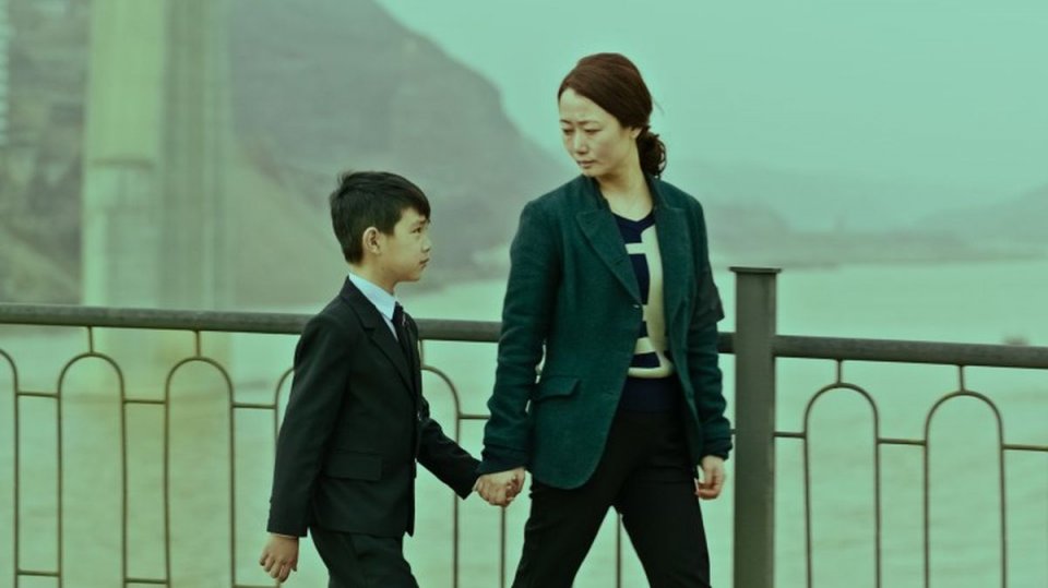 Mountains May Depart: Zijang Dong insieme a Zhao Tao in una scena del film