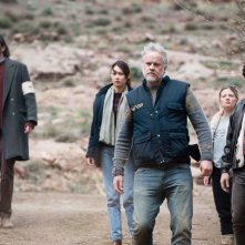 A Perfect Day: Tim Robbins, Melanie Thierry, Olga Kurylenko e Benicio Del Toro in una scena del film