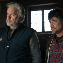 A Perfect Day: Tim Robbins e Benicio Del Toro in una scena del film