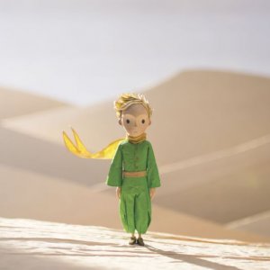 Il Piccolo Principe: il piccolo principe in mezzo al deserto in una scena del film d'animazione