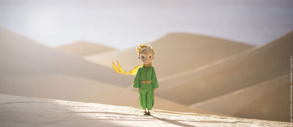 Il Piccolo Principe: il piccolo principe in mezzo al deserto in una scena del film d'animazione