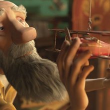 Il Piccolo Principe: l'aviatore con un modellino di aereo viaggia nei ricordi in un momento del film d'animazione