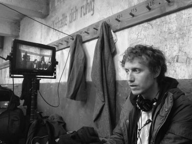 Son of Saul: il regista Laszlo Nemes sul set del film