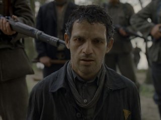 Son of Saul: Géza Röhrig in una drammatica scena del film
