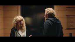 Clip 'Davanti all'ascensore' - Forza maggiore