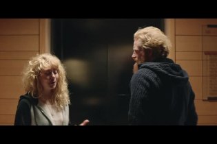 Clip 'Davanti all'ascensore' - Forza maggiore