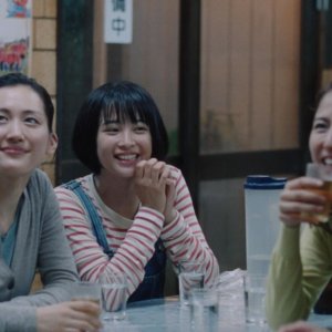 Our Little Sister: Haruka Ayase, Masami Nagasawa, Kaho e Suzu Hirose in una scena