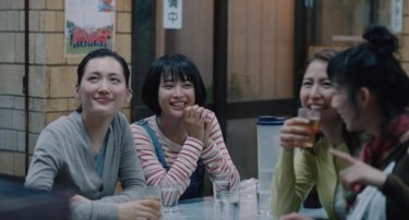 Our Little Sister: Haruka Ayase, Masami Nagasawa, Kaho e Suzu Hirose in una scena