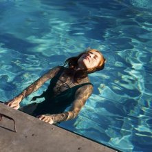 Valley of Love: Isabelle Huppert in piscina in una scena del film