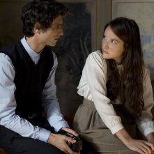 Marguerite et Julien: Anaïs Demoustier insieme a Jérémie Elkaïm in una scena del dramma romantico