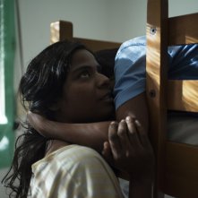 Dheepan - Una nuova vita: Kalieaswari Srinivasan in una tenera scena del film