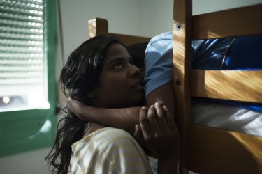 Dheepan - Una nuova vita: Kalieaswari Srinivasan in una tenera scena del film