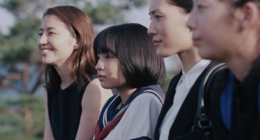 Our Little Sister: le quattro sorelle protagoniste del film in una scena