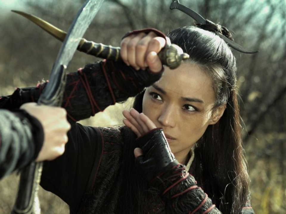 The Assassin: Shu Qi in posizione di difesa in una scena del film