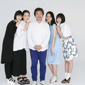 Our Little Sister: Haruka Ayase, Masami Nagasawa, Kaho, Suzu Hirose e il regista Hirokazu Koreeda in una foto promozionale