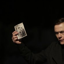 Forever: Adam (Burn Gorman) mostra una foto d'epoca in The Last Death of Henry Morgan