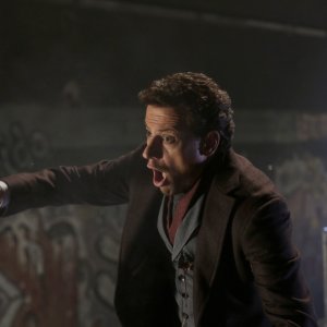 Forever: Ioan Gruffudd in una scena d'azione del season finale The Last Death of Henry Morgan