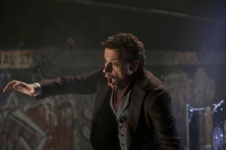 Forever: Ioan Gruffudd in una scena d'azione del season finale The Last Death of Henry Morgan