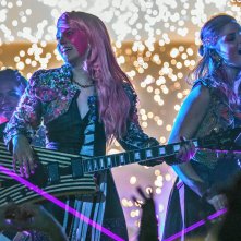 Jem and the Holograms: le giovani artiste durante un concerto