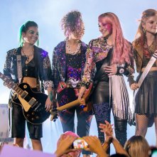 Jem and the Holograms: Aubrey Peeples, Stefanie Scott, Aurora Perrineau, Hayley Kiyoko durante un concerto