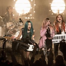 Jem and the Holograms: il gruppo durante un'esibizione
