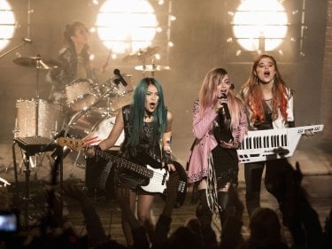 Jem and the Holograms: il gruppo durante un'esibizione