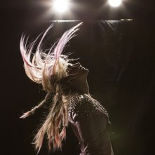 Jem and the Holograms: Aubrey Peeples in una spettacolare foto di scena