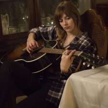 Jem and the Holograms: l'attrice Aubrey Peeples in una scena del film