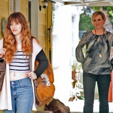 Jem and the Holograms: Aubrey Peeples e Molly Ringwald in una scena del film