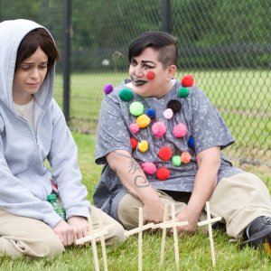 Orange is the New Black: l'attrice Lea DeLaria travestita da clown in una scena della terza stagione