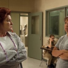 Orange is the New Black: l'attrice Kate Mulgrew in un momento della terza stagione