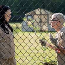 Orange is the New Black: Laura Prepon in una scena ambientata all'aperto