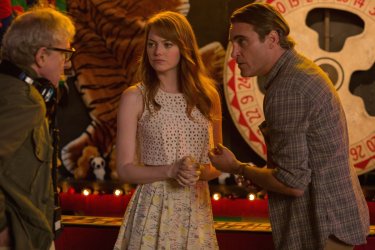 Irrational Man: il regista Woody Allen con Emma Stone e Joaquin Phoenix in un'immagine dal set