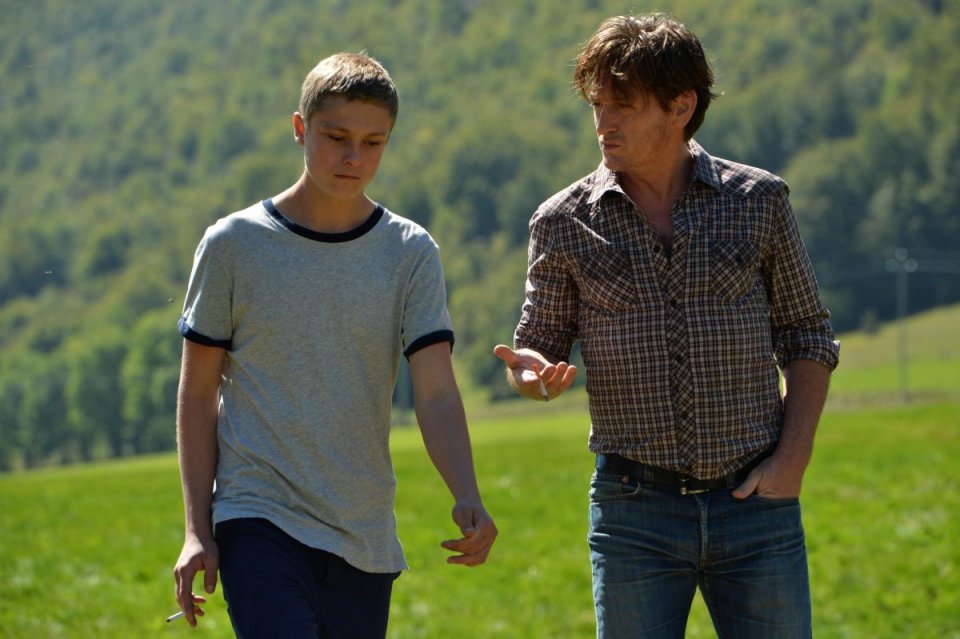 Standing Tall: Benoît Magimel parla con Rod Paradot in una scena del film