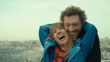 Mon roi: Vincent Cassel con Emmanuelle Bercot in una scena del film con la regista Maïwenn in una foto dal set