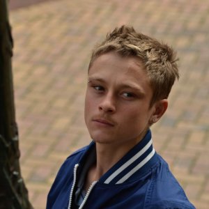 Standing Tall: Rod Paradot in una scena del film