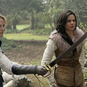 C'era una volta: Jennifer Morrison e Lana Parrilla interpretano Emma e Regina in Operation Mongoose