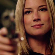 Revenge: Emily/Amanda (Emily VanCamp) impugna una pistola in una scena di Two graves