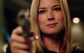 Revenge: Emily/Amanda (Emily VanCamp) impugna una pistola in una scena di Two graves
