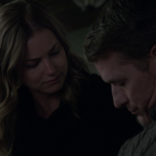 Revenge: Emily VanCamp e James Tupper nell'episodio Two graves