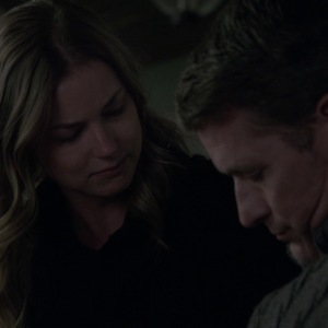 Revenge: Emily VanCamp e James Tupper nell'episodio Two graves
