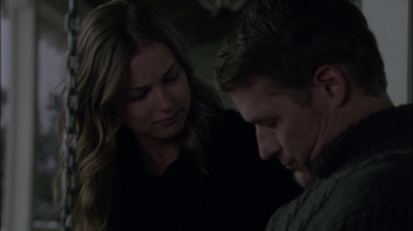 Revenge: Emily VanCamp e James Tupper nell'episodio Two graves