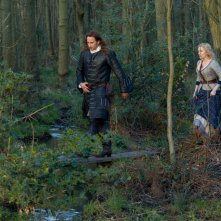 Le Regole del Caos: Kate Winslet nel bosco insieme a Matthias Schoenaerts in una scena del film