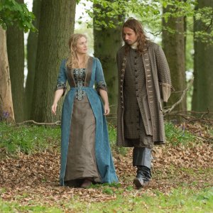 Le Regole del Caos: Kate Winslet passeggia con Matthias Schoenaerts in una scena tratta dal film