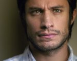 Gael Garcia Bernal in Neruda di Pablo Larraín